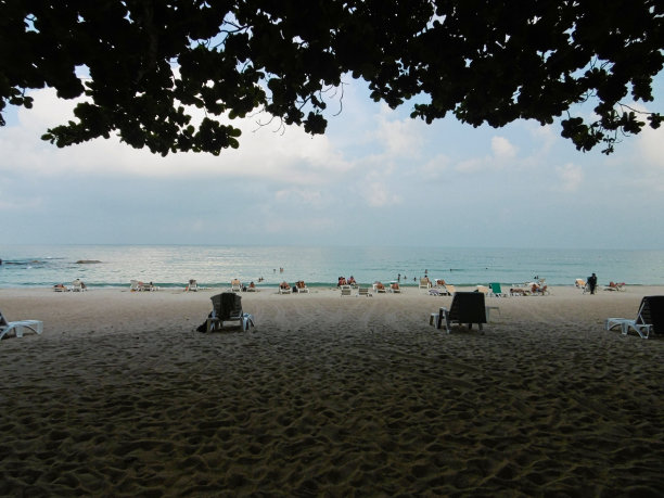 沙滩上有几个人图片下载