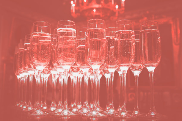 在奢华的气氛中，你可以品尝到许多杯香槟，这是2019年度色彩潘通——活珊瑚图片下载