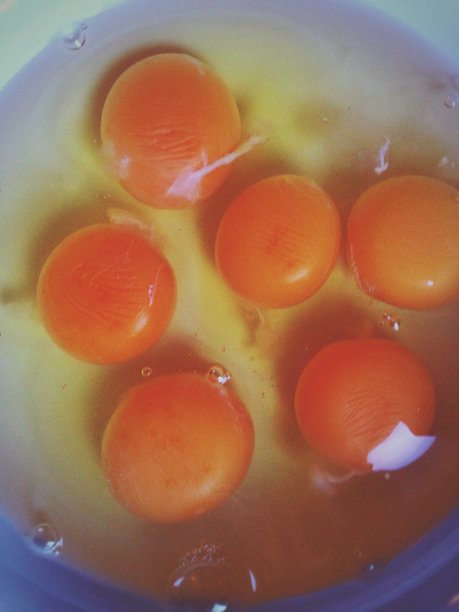 碎了六个鸡蛋准备炒菜炒。图片下载