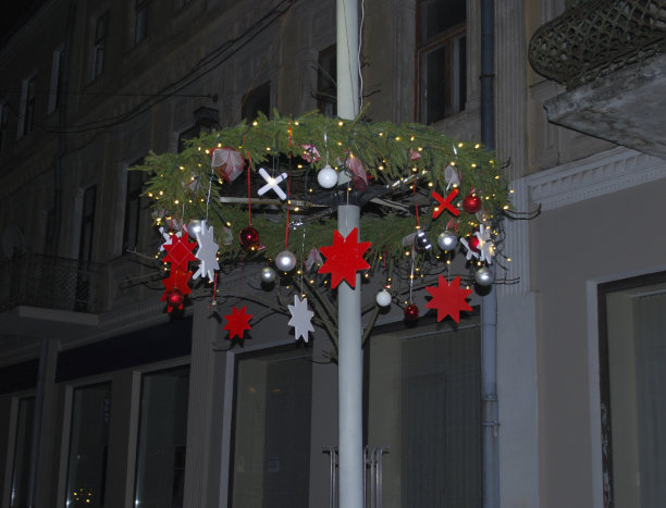 圣诞花环。街上的圣诞装饰品。图片下载