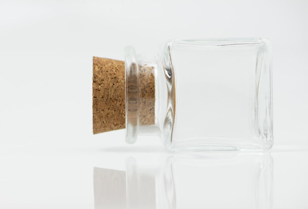 小玻璃容器躺在地板上图片下载