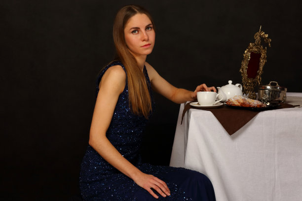 茶几旁穿着蓝色裙子的女孩图片下载