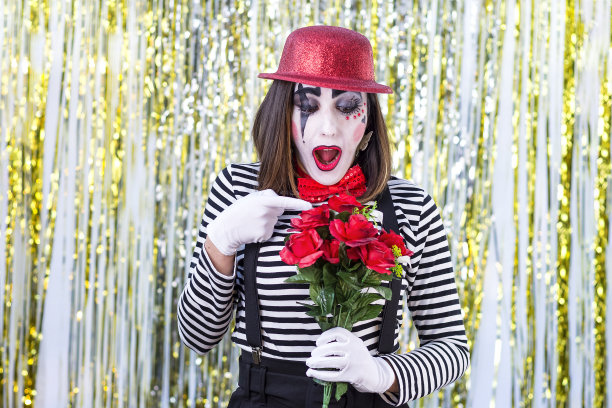 扮成哑剧演员的女人。图片下载