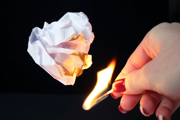 没有想法和失败的概念。这位女士将сrumpled的论文比喻为无法表达或创造力危机。49、观念烧坏了想法，结果行不通，很多压力和焦虑图片下载