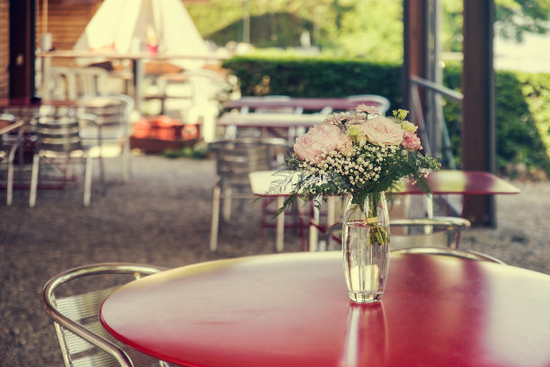 法国安纳西露天餐厅，玻璃花瓶中的玫瑰花束图片下载