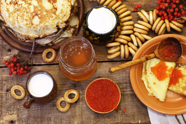 有煎饼和红鱼子酱的静物画图片下载