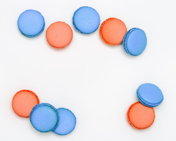 甜蜜的色彩斑斓的杏仁饼。明亮的杏仁饼干靠近白色的背景。前视图。图片下载