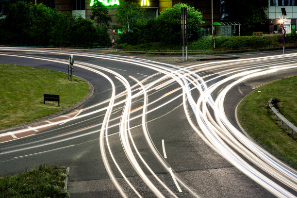 在英国伯恩茅斯的一个环岛上，十字交叉的灯光轨迹图片下载
