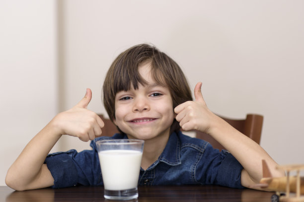 小男孩正在喝牛奶图片下载
