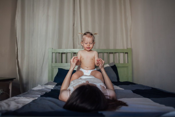 母亲在床上玩她的女儿图片下载