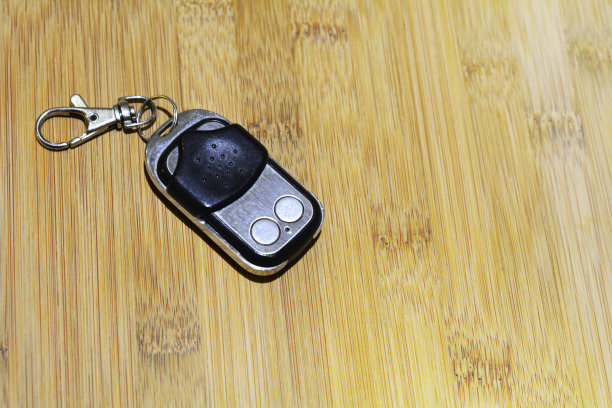 门或门遥控在木制表面上图片下载