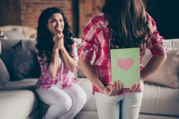 近距离的后面后面的背影照片两个人妈妈小女儿给明信片假期的早晨甜蜜的意外的可爱的高兴穿粉红色的格子衬衫公寓房间坐舒适的沙发沙发沙发沙发图片下载