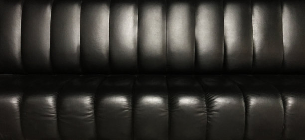 黑色绗缝皮革质地的沙发图片下载