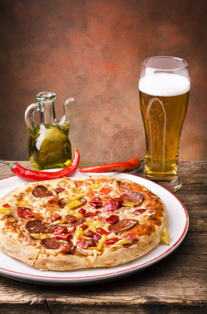 披萨馅是意大利腊肠和辣椒图片下载