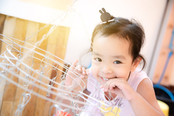 在自己的家里玩。图片下载