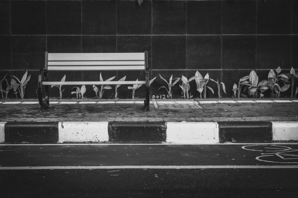 人行道上的长椅图片下载