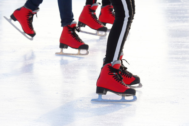 不同的人在溜冰场滑冰的脚图片下载