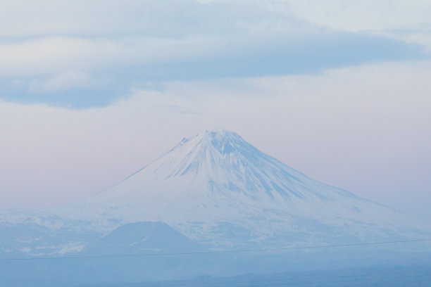 阿拉拉特山(大阿拉拉特山)，山顶上有雪，天气晴朗，云很少，从土耳其东部可以看到下面的田野，在土耳其和亚美尼亚的边界上图片下载