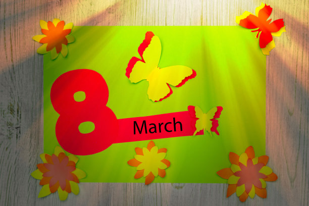 手工制作的贺卡。题词为3月8日和花蝴蝶之纸。平躺图片下载