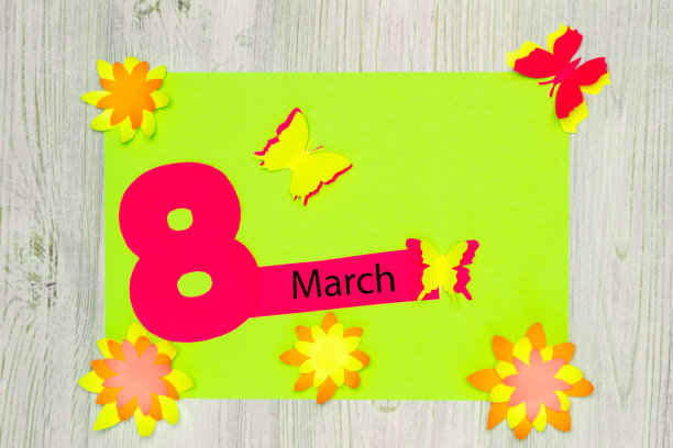 手工制作的贺卡。题词为3月8日和花蝴蝶之纸。平躺图片下载