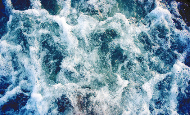 带着泡沫波浪的海水。热带岛屿乘船旅行。游轮。图片下载