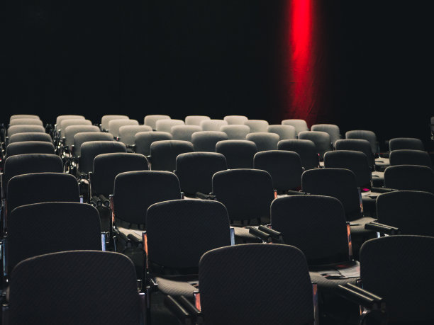 商务会议暗室里的空座位图片下载