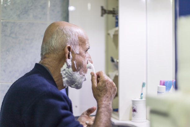 老人在家刮胡子图片下载