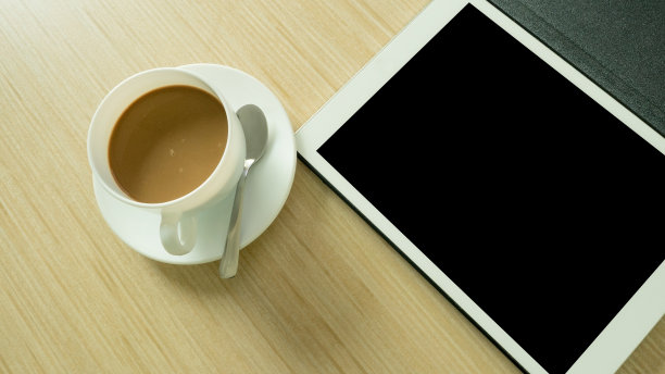 办公室的桌子上有贴帷和咖啡图片下载