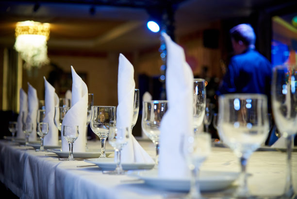 餐桌上空酒杯。饭桌宴会或宴会的餐桌摆设图片下载