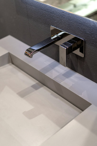 垂直和侧视图照片的铬水龙头在白色水槽在现代浴室图片下载