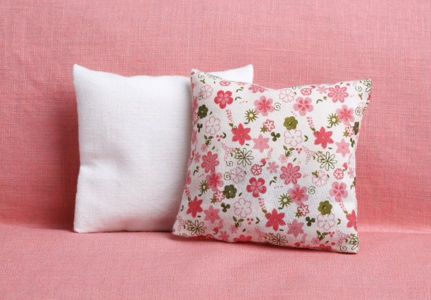 两个有花卉图案的枕头图片下载