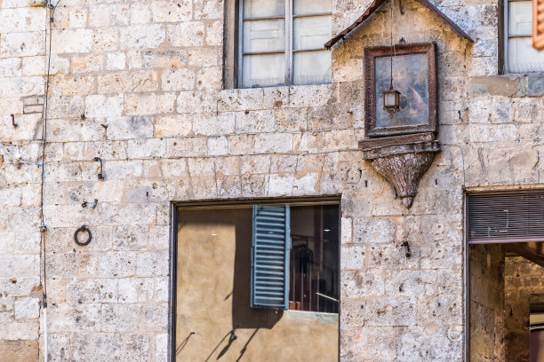 意大利锡耶纳，托斯卡纳历史悠久的中世纪老城村庄街道上的建筑外部特写，没有人，镜子反射和文艺复兴时期的绘画图片下载