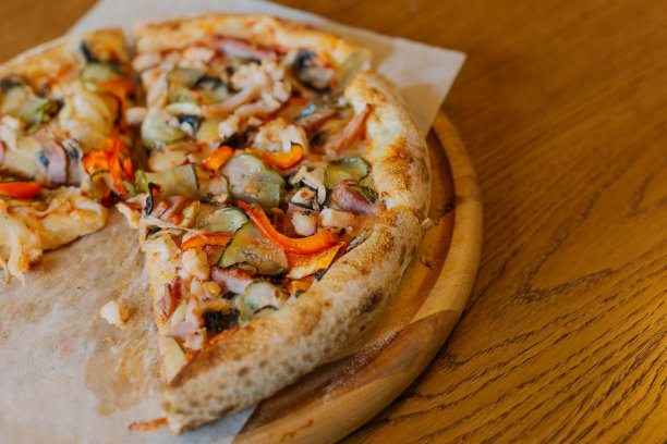 漂亮的新鲜的热披萨上的木制赛跑图片下载