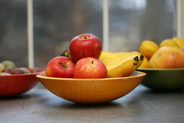 苹果，香蕉和水果装在木碗里图片下载