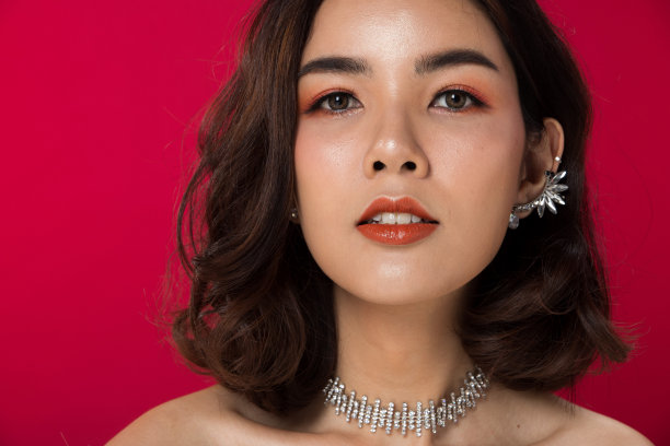 亚洲皮肤黝黑的女人，强烈的颜色红色的嘴唇图片下载