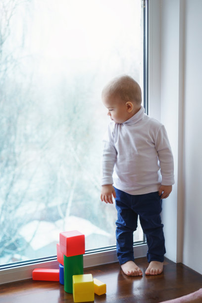 男孩和彩色立方体图片下载