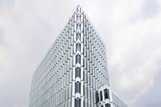 浅蓝色天空下的白色建筑图片下载