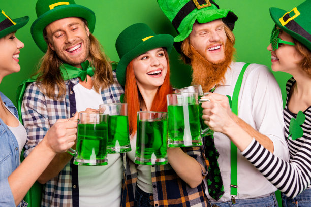 漂亮迷人的，愉快的，积极的，高兴的，多样化的人的肖像，男孩，女孩在咖啡馆，酒吧，丁当的罐子，工艺啤酒，休息，放松，有乐趣的孤立在明亮的，生动的，闪亮的背景图片下载