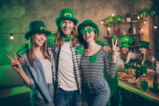 近距离的照片朋友聚会公司，三个朋友笑，笑，说嗨，手，手臂，展示v字传统文化，男人朋友，周末假期，喝醉，滑稽，时髦的眼镜，休闲装，衣服图片下载