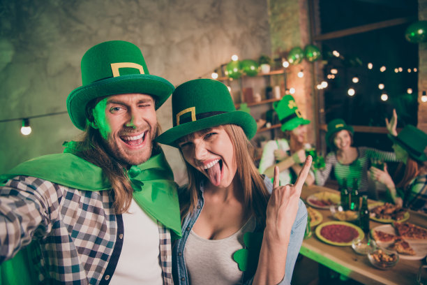 近距离的照片哥们聚会公司两个朋友笑，笑，做，自拍网上instagram传统文化男孩朋友周末假期电话在手手臂喝醉图片下载