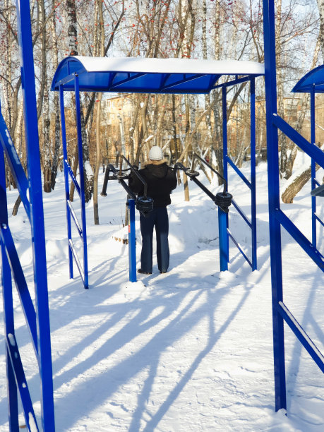 运动器材模拟器，以建立肌肉质量在冬季公园的街道上图片下载