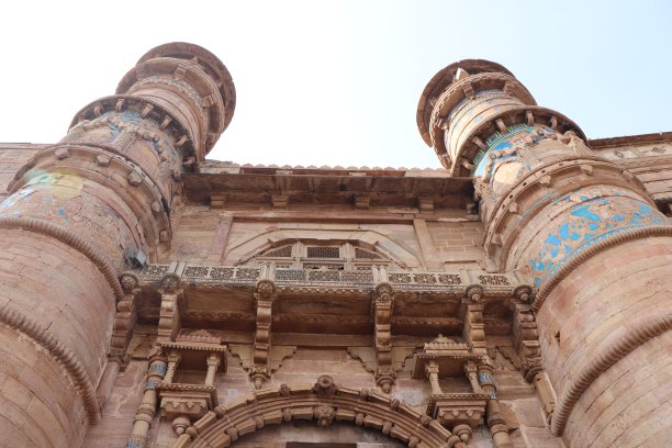 印度瓜廖尔堡是古印度建筑艺术的杰作之一，它是一个保存完好的历史建筑群，由几座纪念碑组成，分布在3平方公里的范围内图片下载