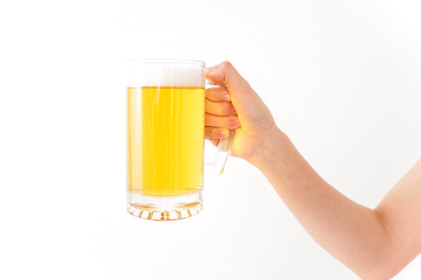 年轻女子喝啤酒图片下载