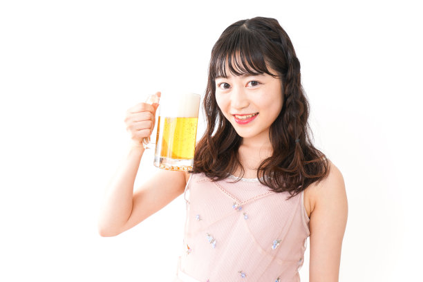 年轻女子喝啤酒图片下载