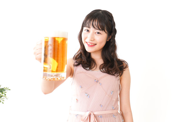 年轻女子喝啤酒图片下载