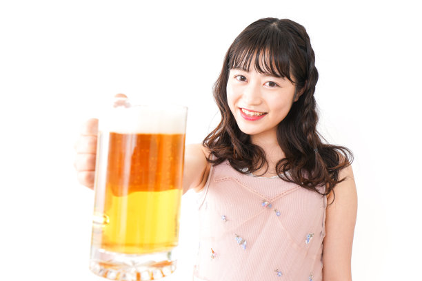年轻女子喝啤酒图片下载