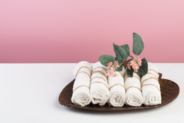 水疗静物与芳香蜡烛，花和毛巾。——图片图片下载