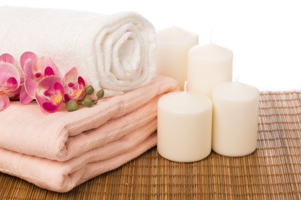 Spa静物，香薰蜡烛，兰花花和毛巾。——图片图片下载