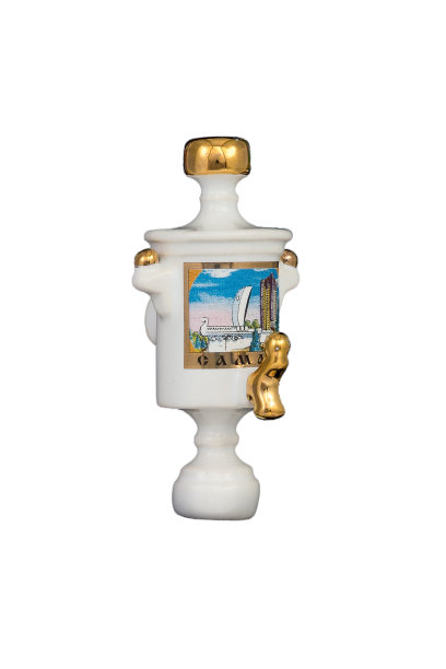 陶瓷茶壶形式的纪念品玩具，美丽的彩绘在孤立的白色背景上反映俄罗斯民族文化，并刻有俄罗斯语:萨马拉图片下载