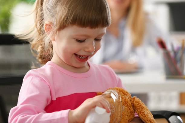 快乐的孩子在家里做吸入图片下载